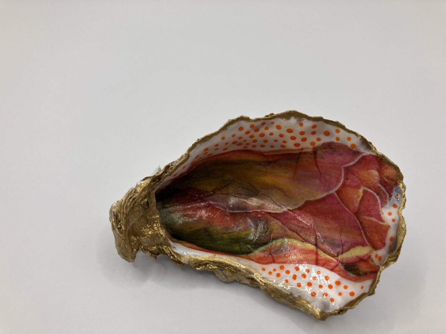 Uitgelichte afbeelding voor “Oesterschelp, roze tulp en stippen”