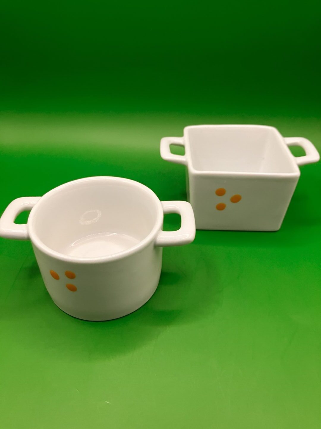 Uitgelichte afbeelding voor “Twee witte schaaltjes met gele stippen”