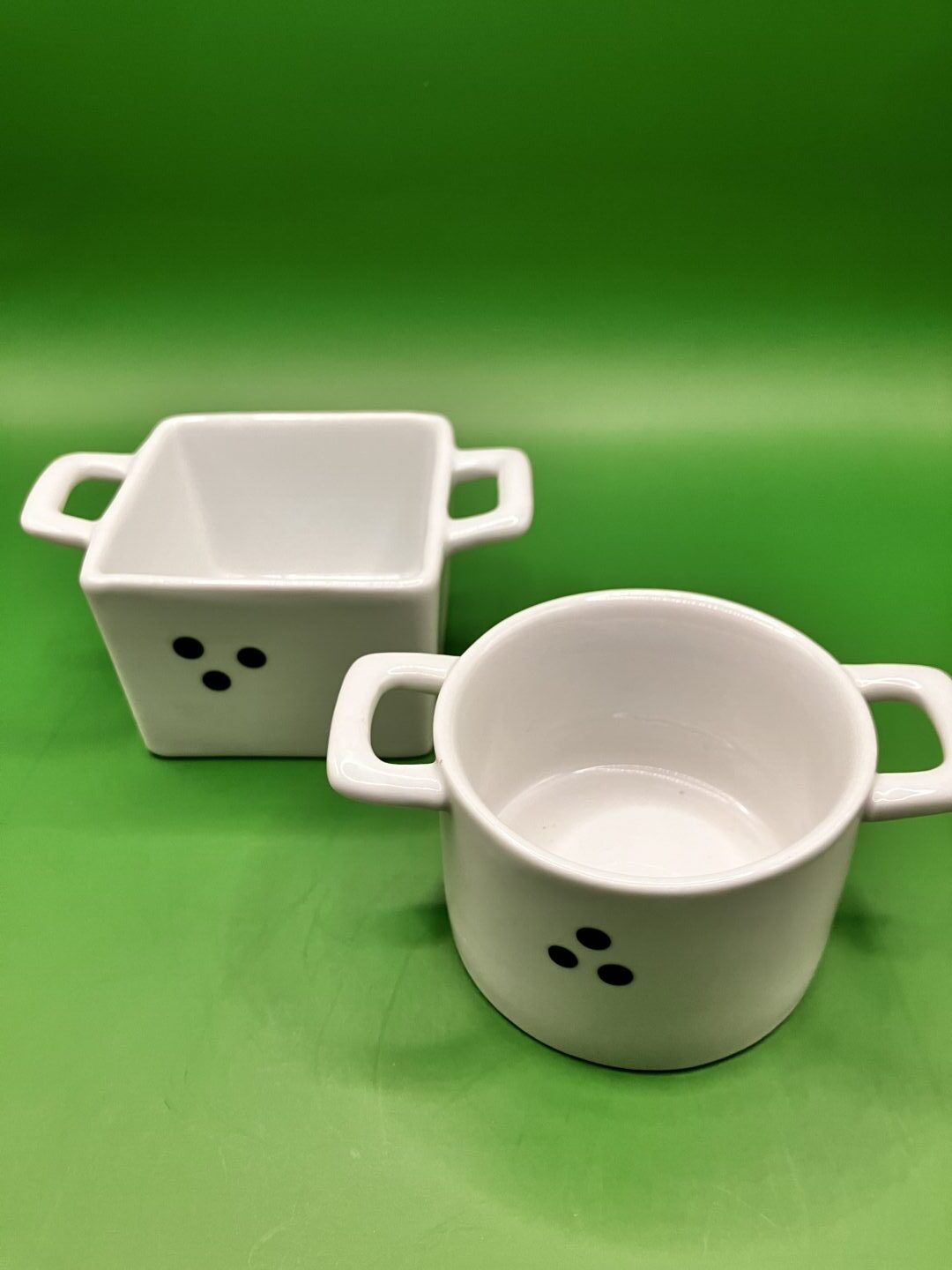 Uitgelichte afbeelding voor “Twee witte schaaltjes met groene stippen”