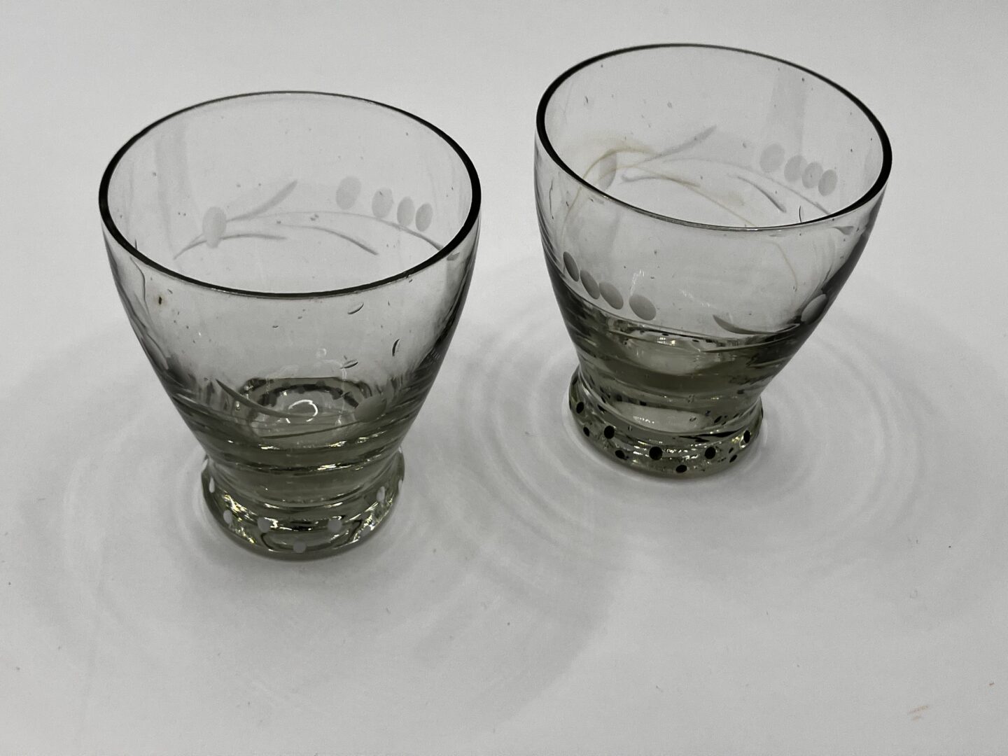 Uitgelichte afbeelding voor “Likeurglaasjes, bewerkt glas en stippen”