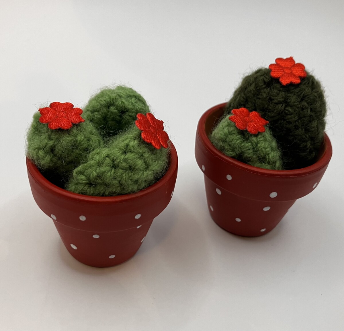 Set van twee rood/witte minipotjes met gehaakte cactussen - Afbeelding 2