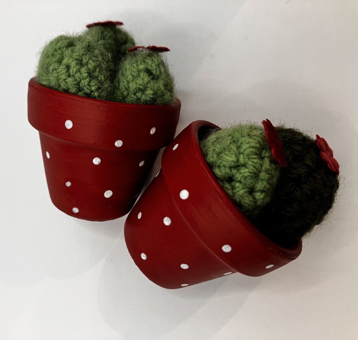 Set van twee rood/witte minipotjes met gehaakte cactussen - Afbeelding 3