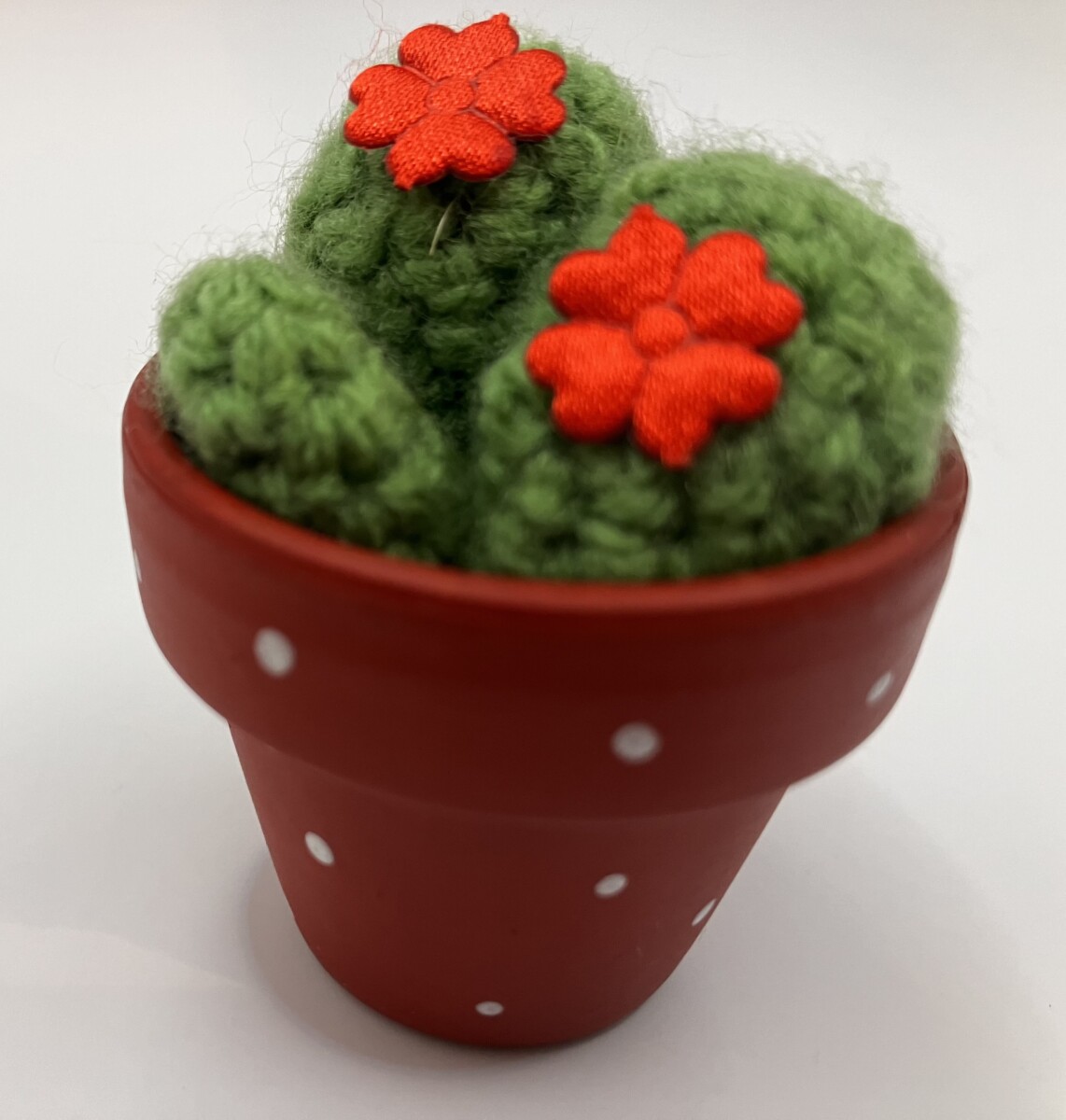 Set van twee rood/witte minipotjes met gehaakte cactussen - Afbeelding 2