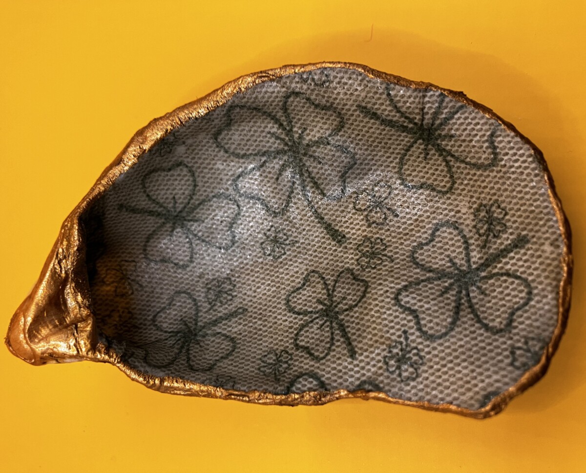 Uitgelichte afbeelding voor “Oesterschelp, klavertjes drie en vier”