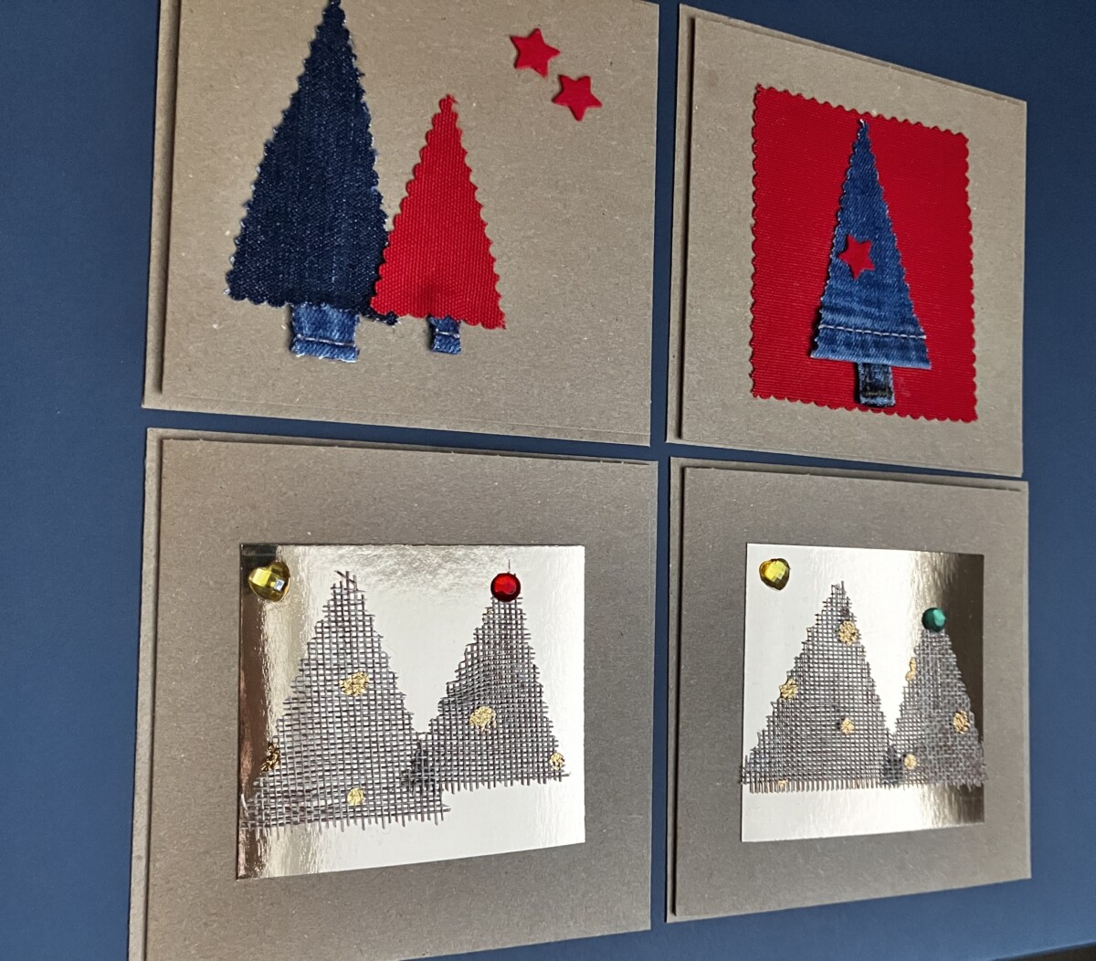 Uitgelichte afbeelding voor “Set van vier kerstkaarten, bomen van spijkerstof en jute”
