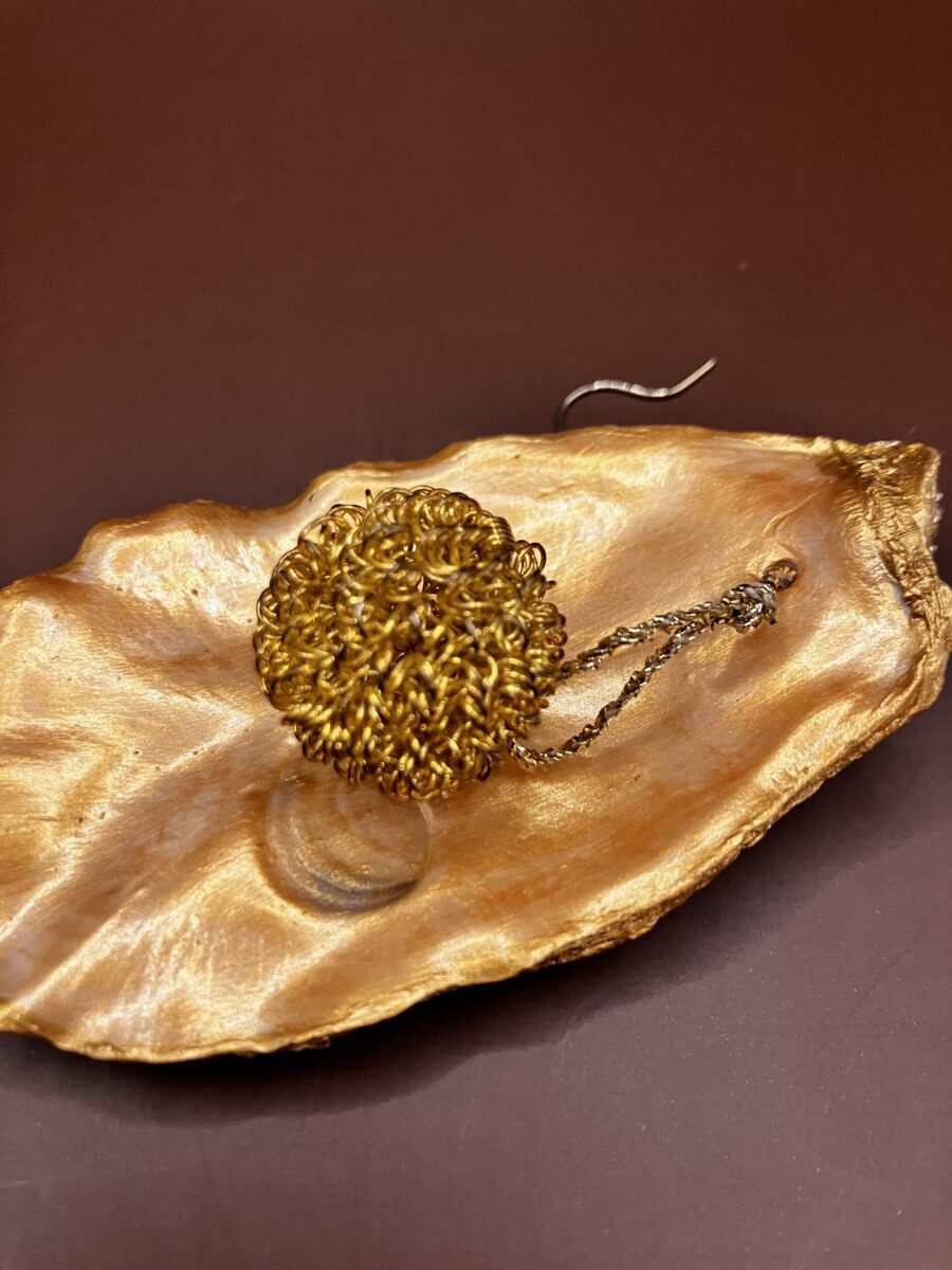 Oesterschelp, goudkleurige hanger met bal - Afbeelding 2