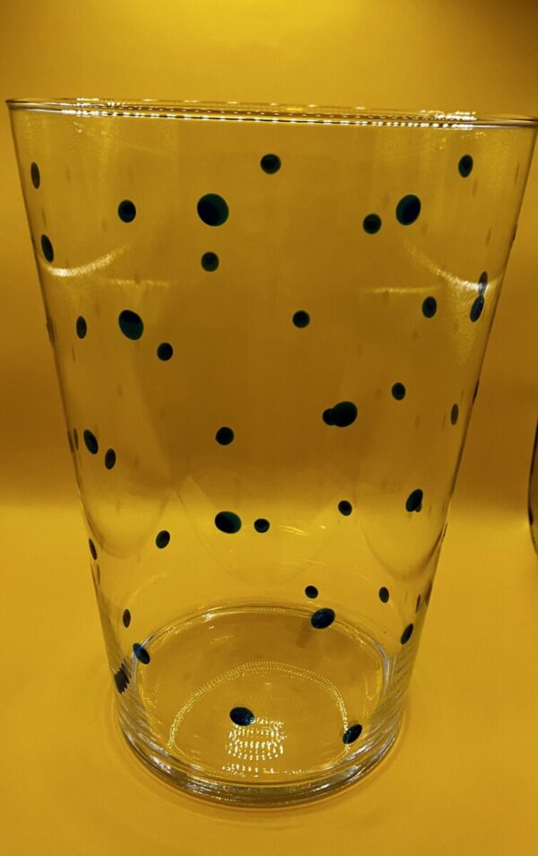Grote bloemenvaas van helder glas met blauwe stippen