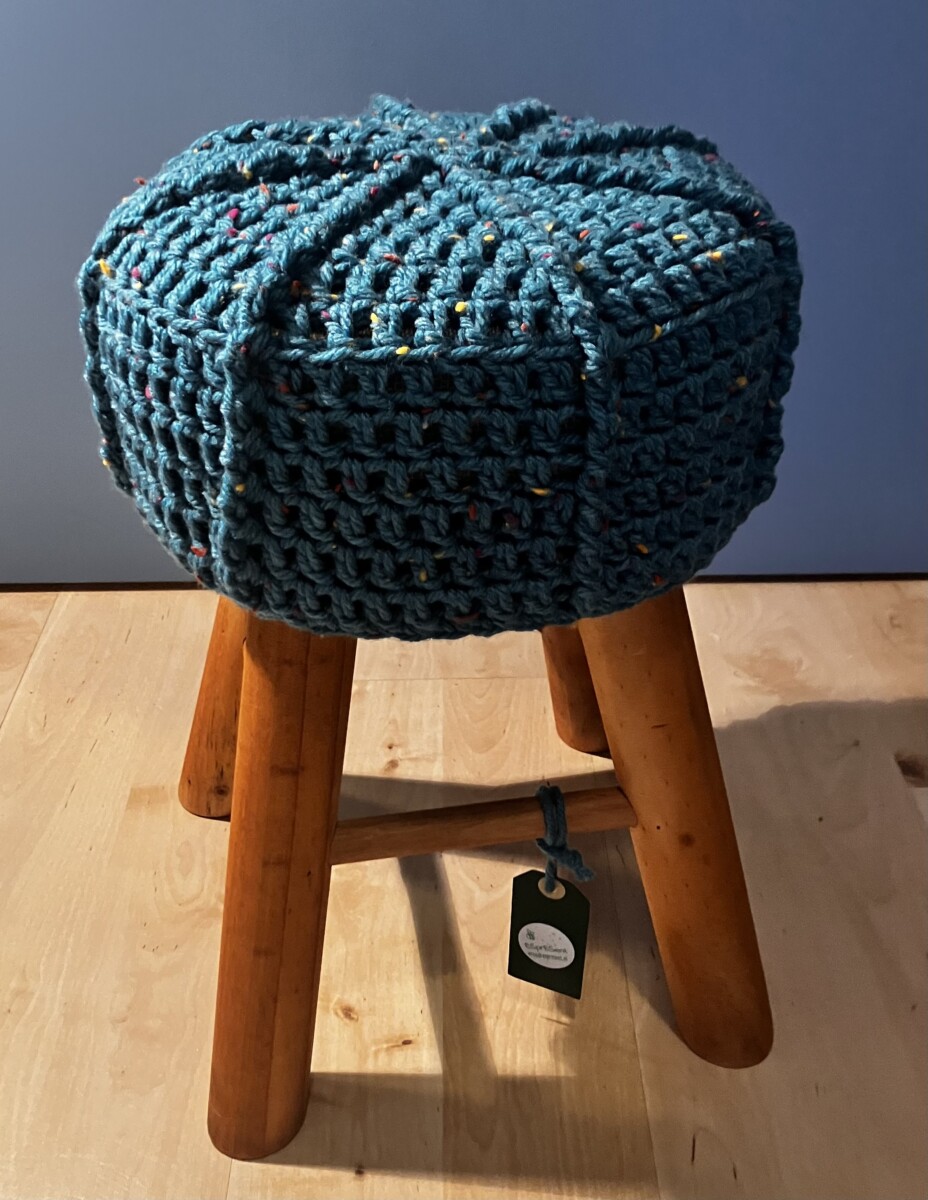 Uitgelichte afbeelding voor “Houten krukje met gehaakte hoes van dik garen”