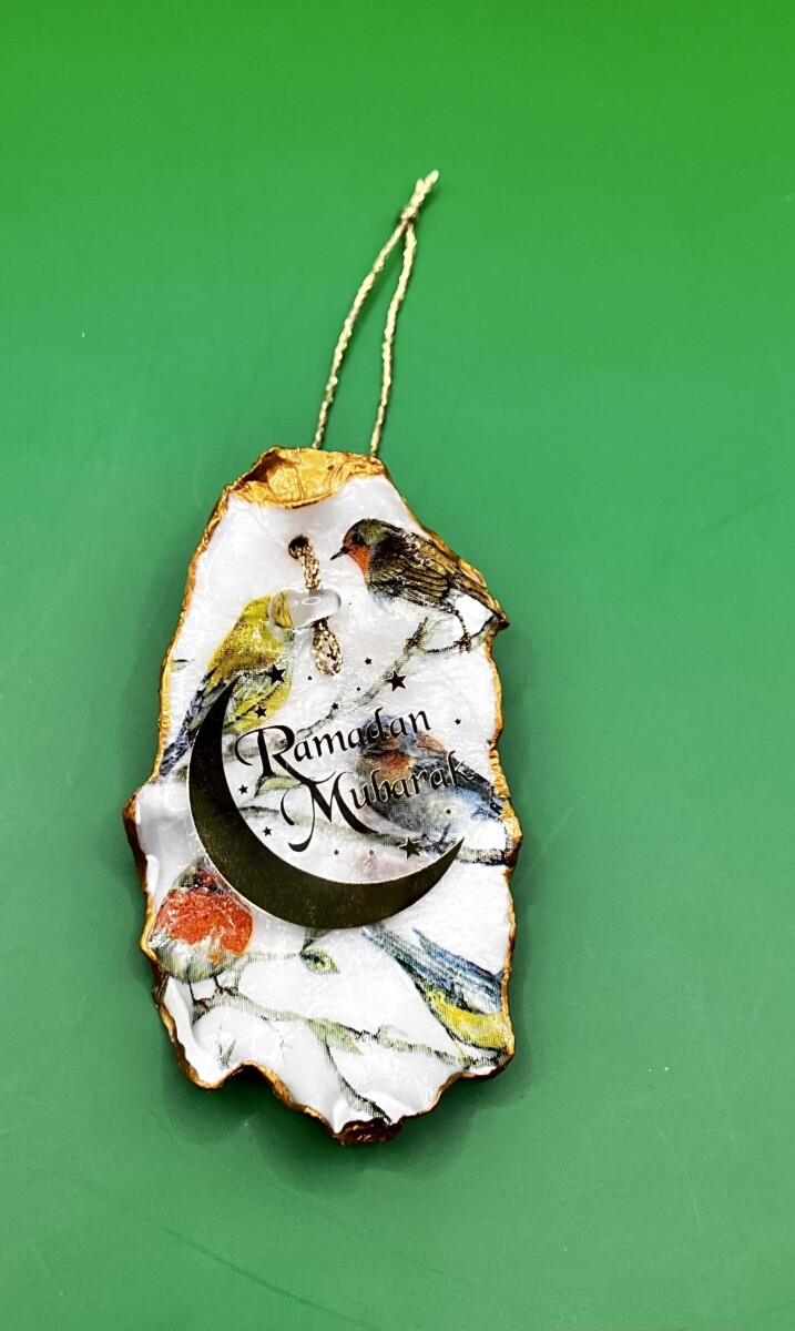 Uitgelichte afbeelding voor “Oesterschelp hanger met vogels en tekst Ramadan Mubarak”