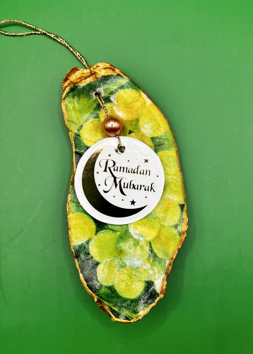Uitgelichte afbeelding voor “Oesterschelp hanger met druiven en tekst Ramadan Mubarak”