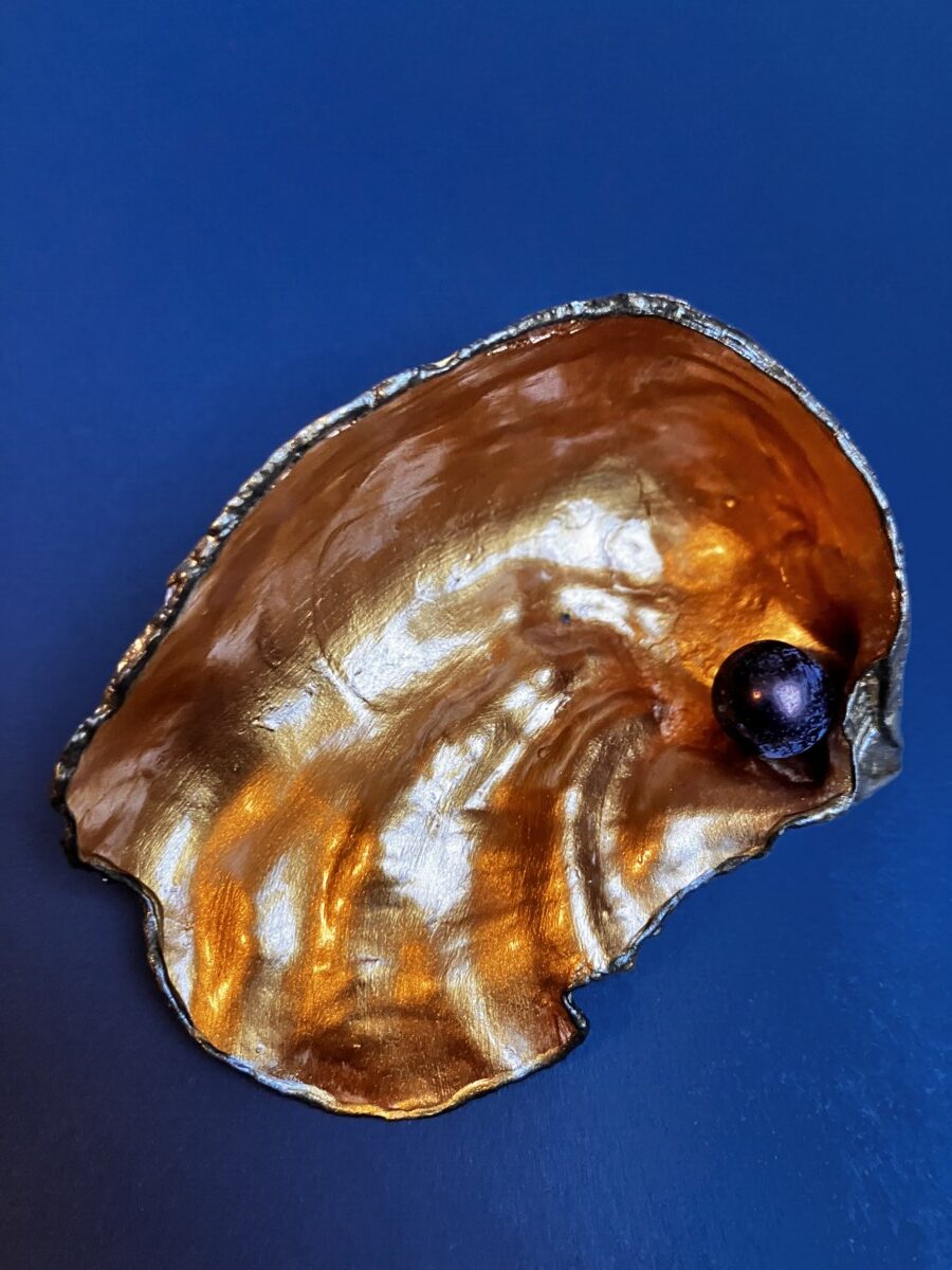 Oesterschelp, goud kleur en donkere 'parel' kraal - Afbeelding 3