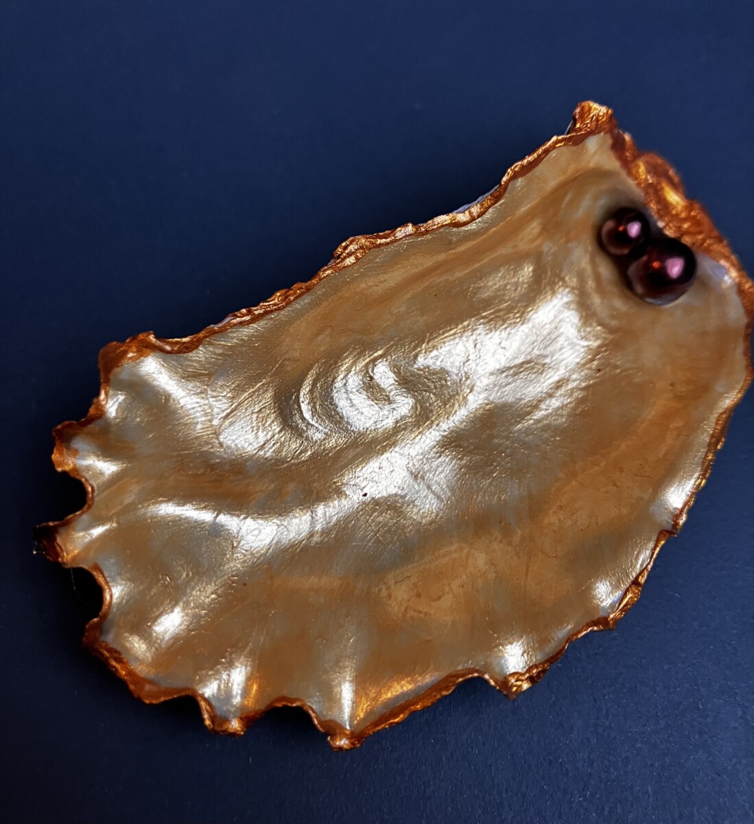 Oesterschelp, bladgoud kleur en donkere 'parel' kralen - Afbeelding 2