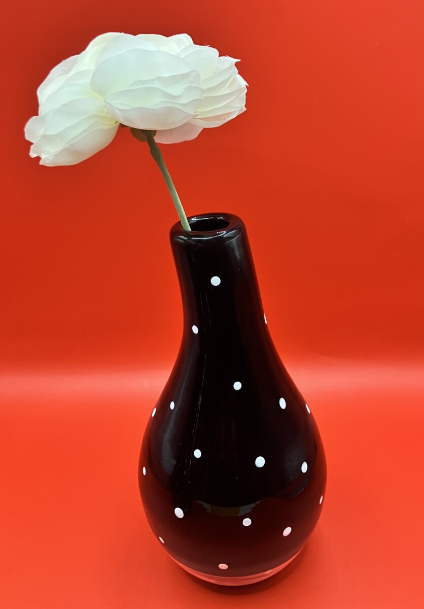Twee vaasjes van zwart glas met witten stippen en kunstbloemen - Afbeelding 2