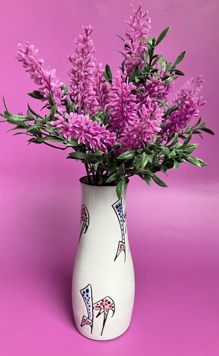 Uitgelichte afbeelding voor “Vaasje, wit met decoratie en lavendelboeket”
