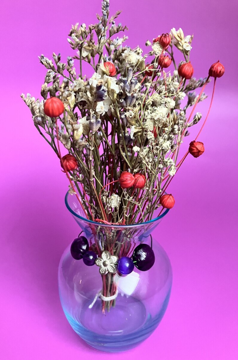 Uitgelichte afbeelding voor “Vaasje van lichtblauw glas met kralen en droogbloemen”