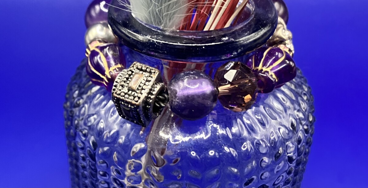 Blauw glazen vaasje met kralen en droogbloemen - Afbeelding 2