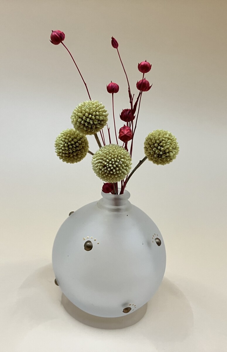 Uitgelichte afbeelding voor “Klein bol vaasje van glas met stippen en droogbloemen”