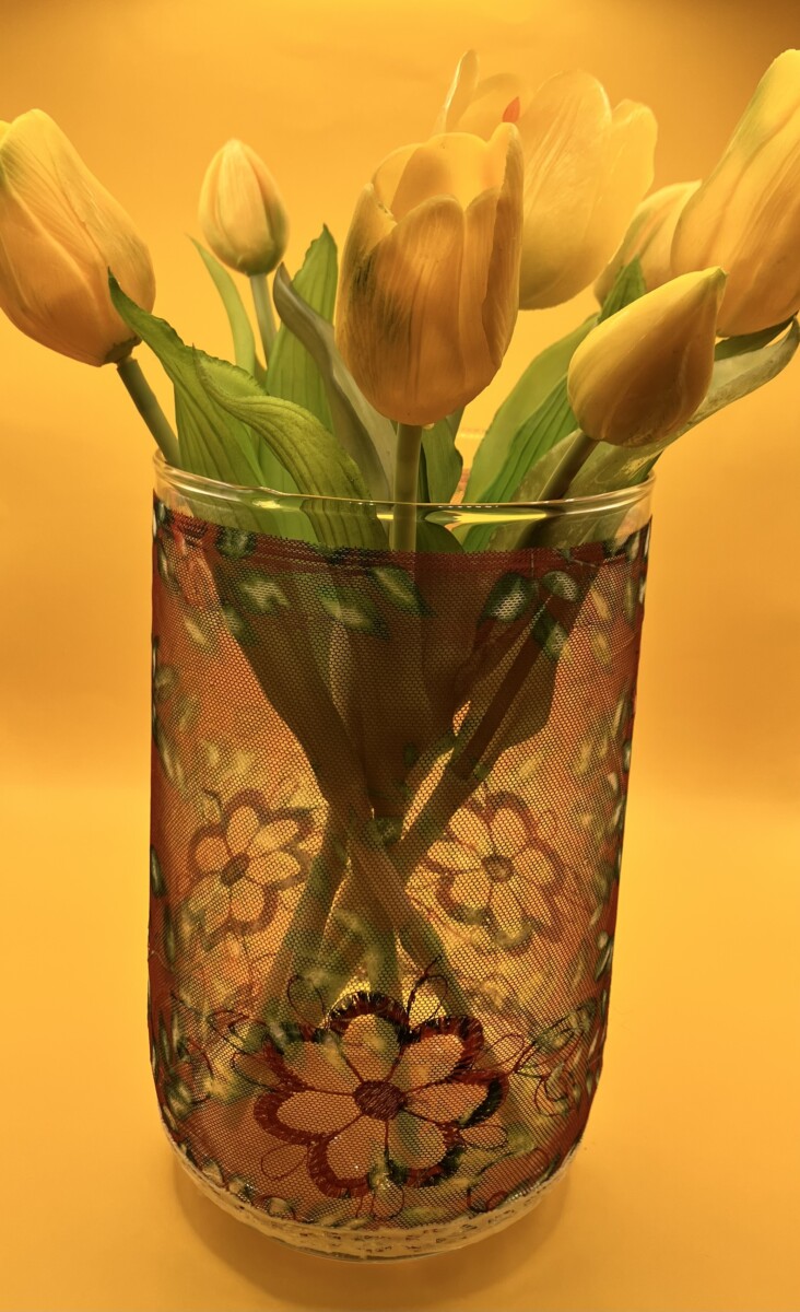 Uitgelichte afbeelding voor “Glazen vaas met tulpenboeket van kunststof.”