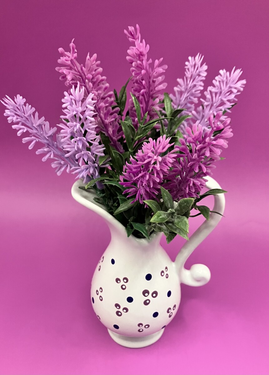 Uitgelichte afbeelding voor “Wit kannetje/vaasje met stippen en lavendel boeketje”
