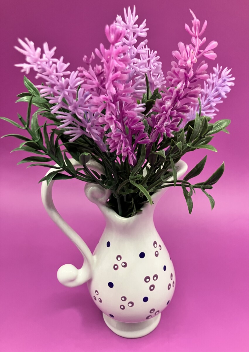 Wit kannetje/vaasje met stippen en lavendel boeketje - Afbeelding 2