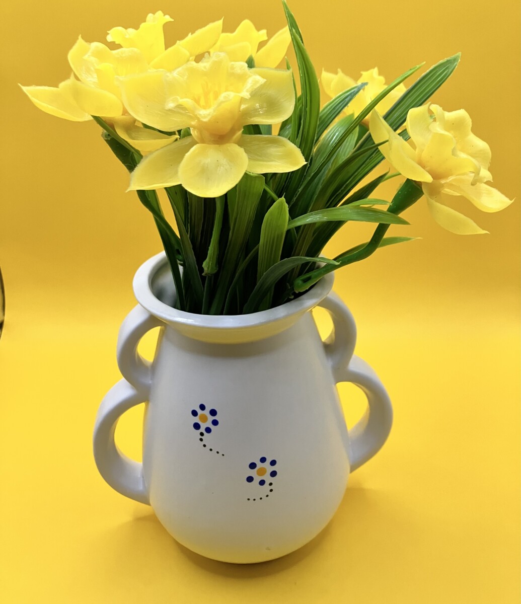 Uitgelichte afbeelding voor “Wit vaasje met dubbele oren en gestipte bloemen”