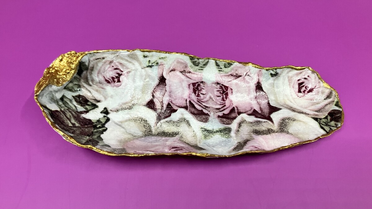 Uitgelichte afbeelding voor “Oesterschelp, met roze rozen”