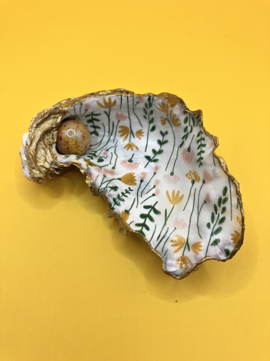 Uitgelichte afbeelding voor “Oesterschelp, geel/groene bloemen met prachtige 'parel'”