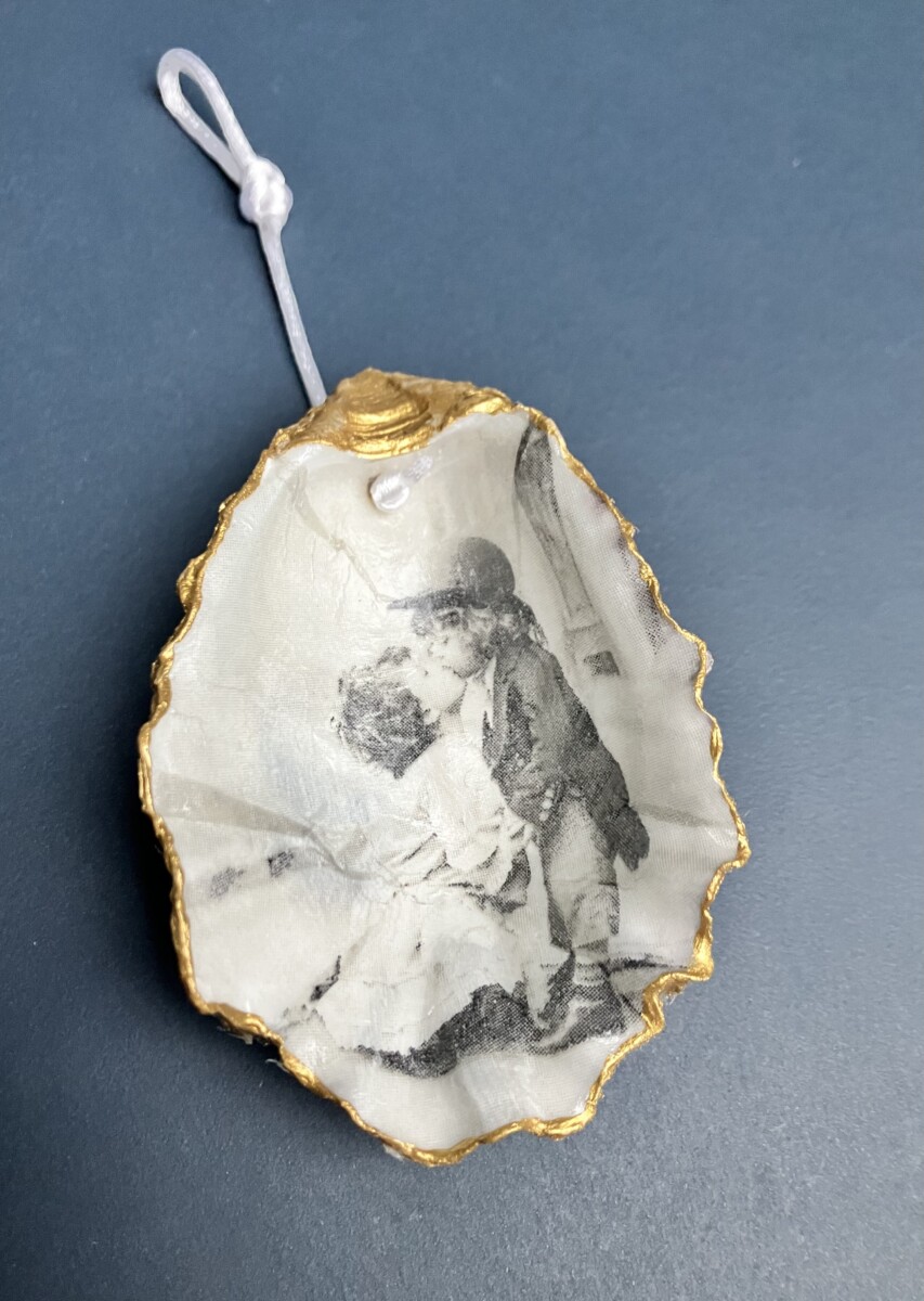 Uitgelichte afbeelding voor “Oesterschelp hanger met nostalgische afbeelding”