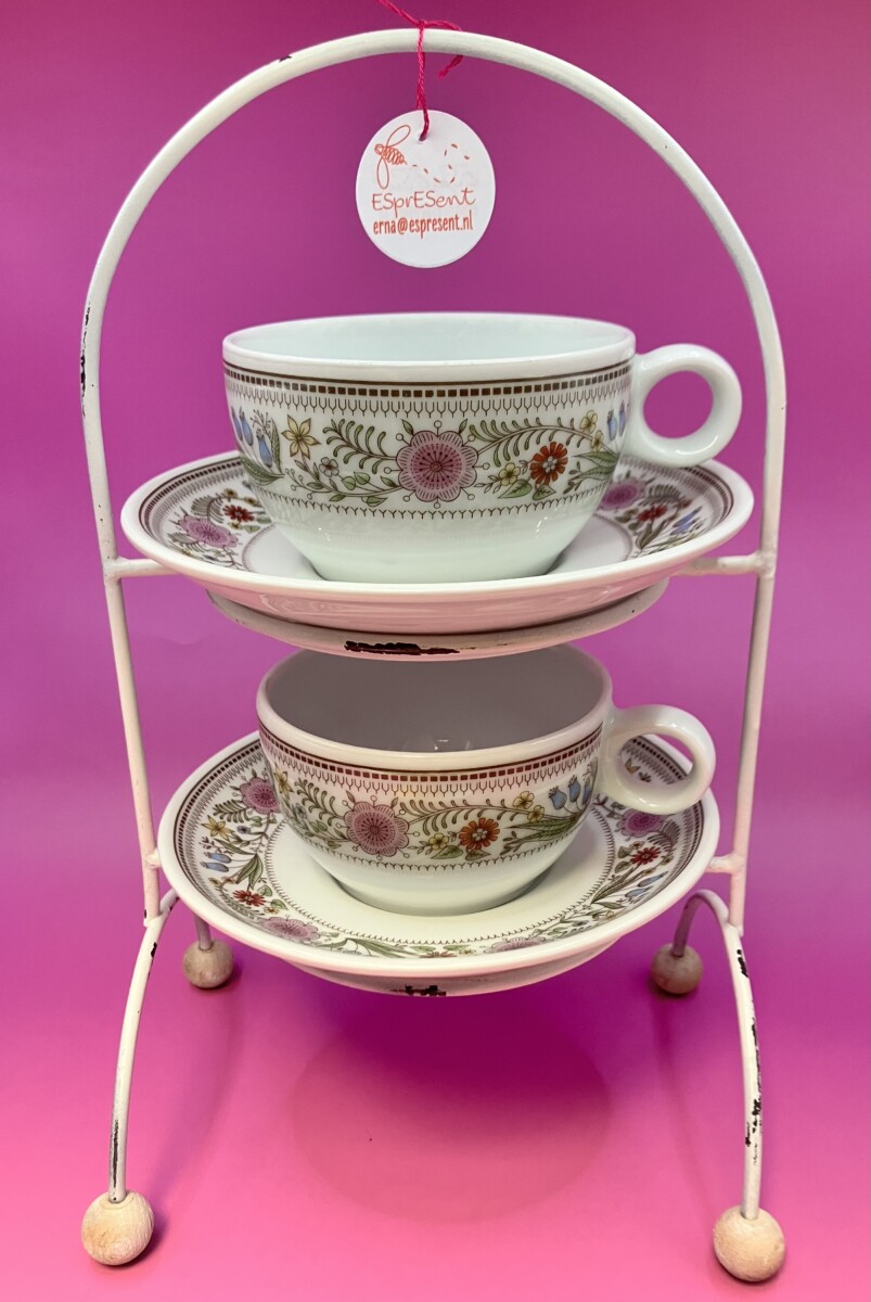 Uitgelichte afbeelding voor “Kleine vintage etagère, tweelaags met kop en schotels”