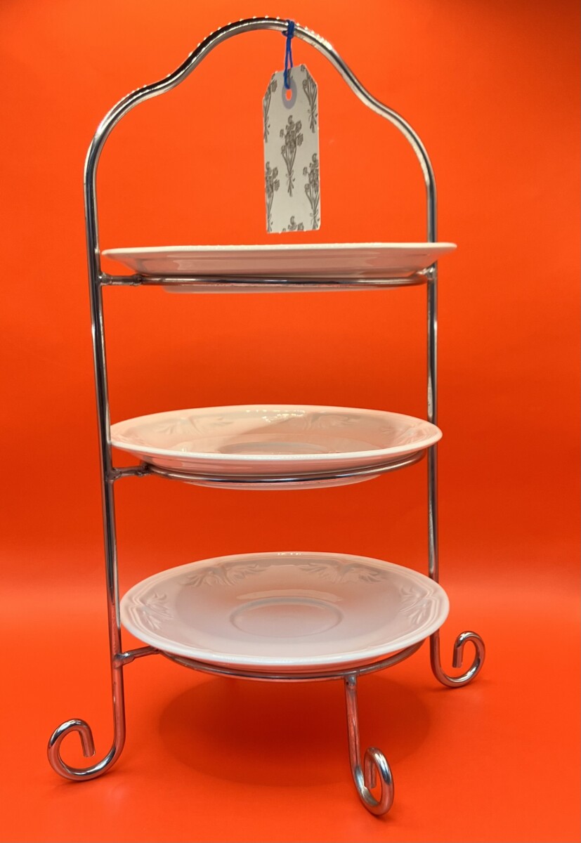 Uitgelichte afbeelding voor “Kleine metalen etagère, drielaags met Villeroy & Boch schotels”
