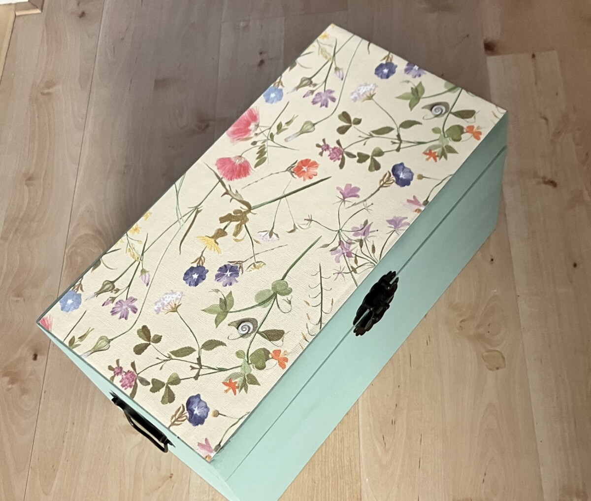 Houten kist, in zacht groen en bloemenprint op deksel - Afbeelding 2