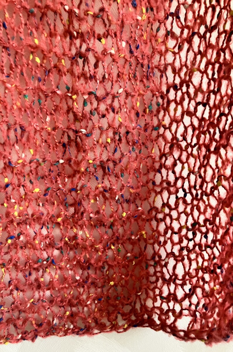 Uitgelichte afbeelding voor “Gebreide sjaal/omslagdoek in oud roze met gekleurde accenten”