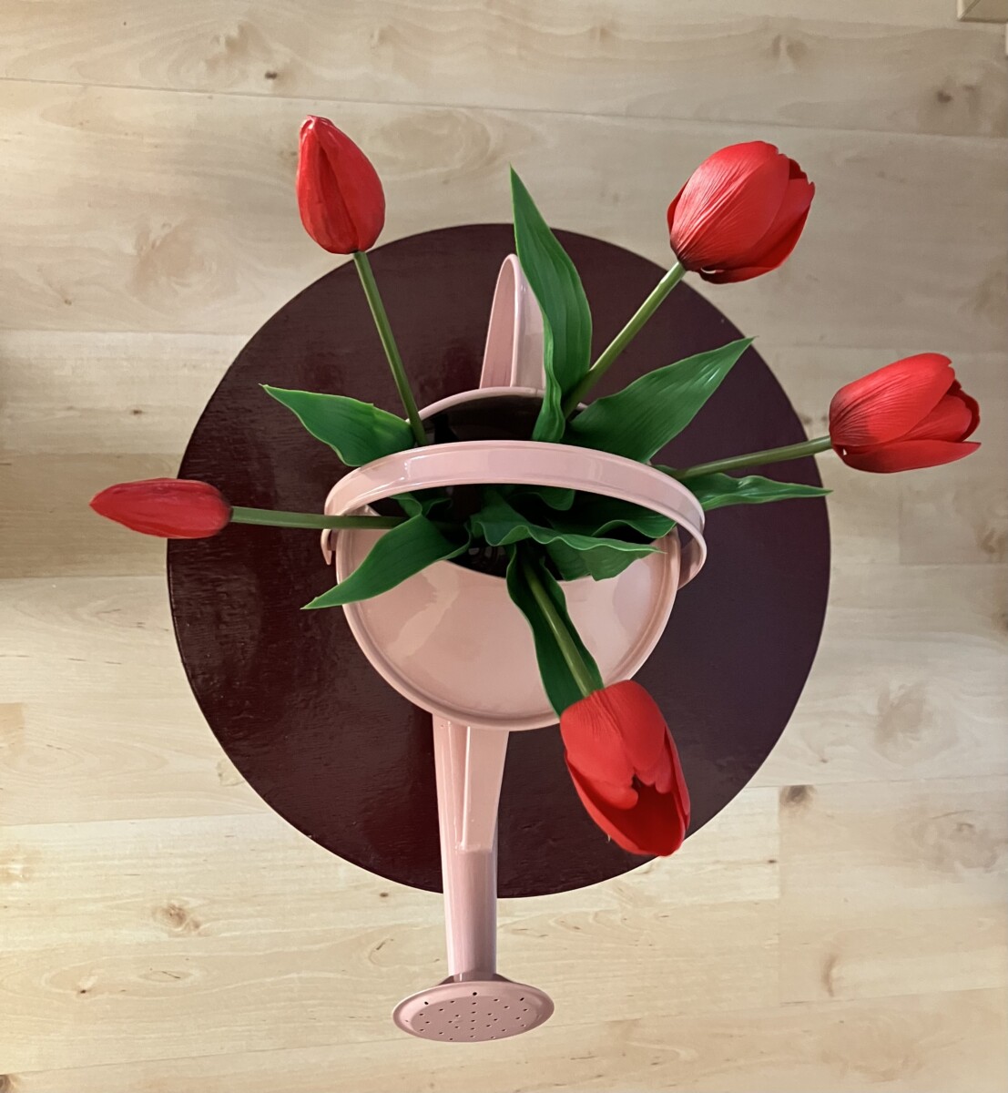 Gietertje van metaal met 5 rode kunst tulpen - Afbeelding 2