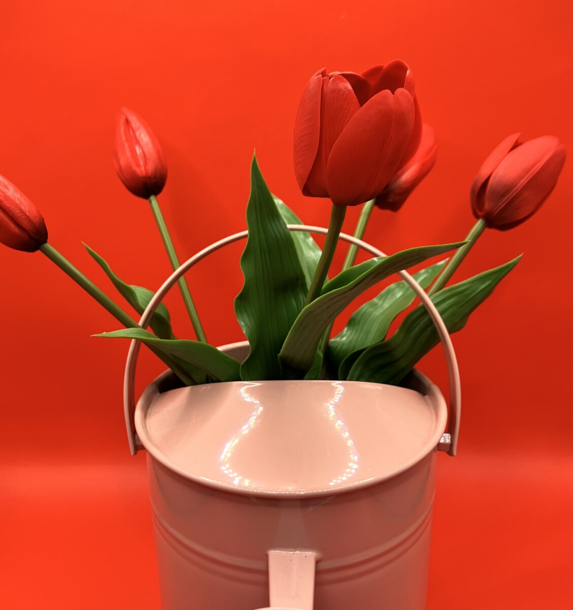 Gietertje van metaal met 5 rode kunst tulpen - Afbeelding 3
