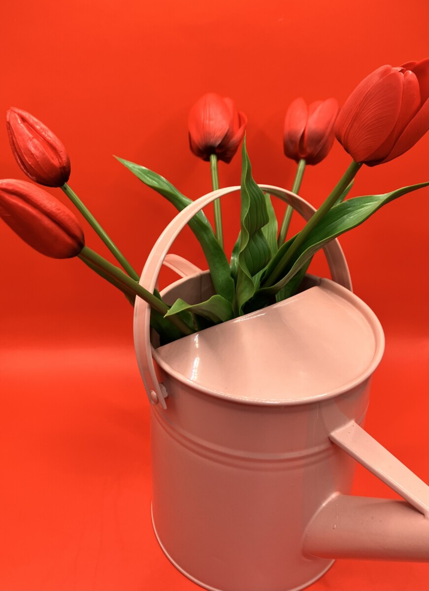 Gietertje van metaal met 5 rode kunst tulpen - Afbeelding 4