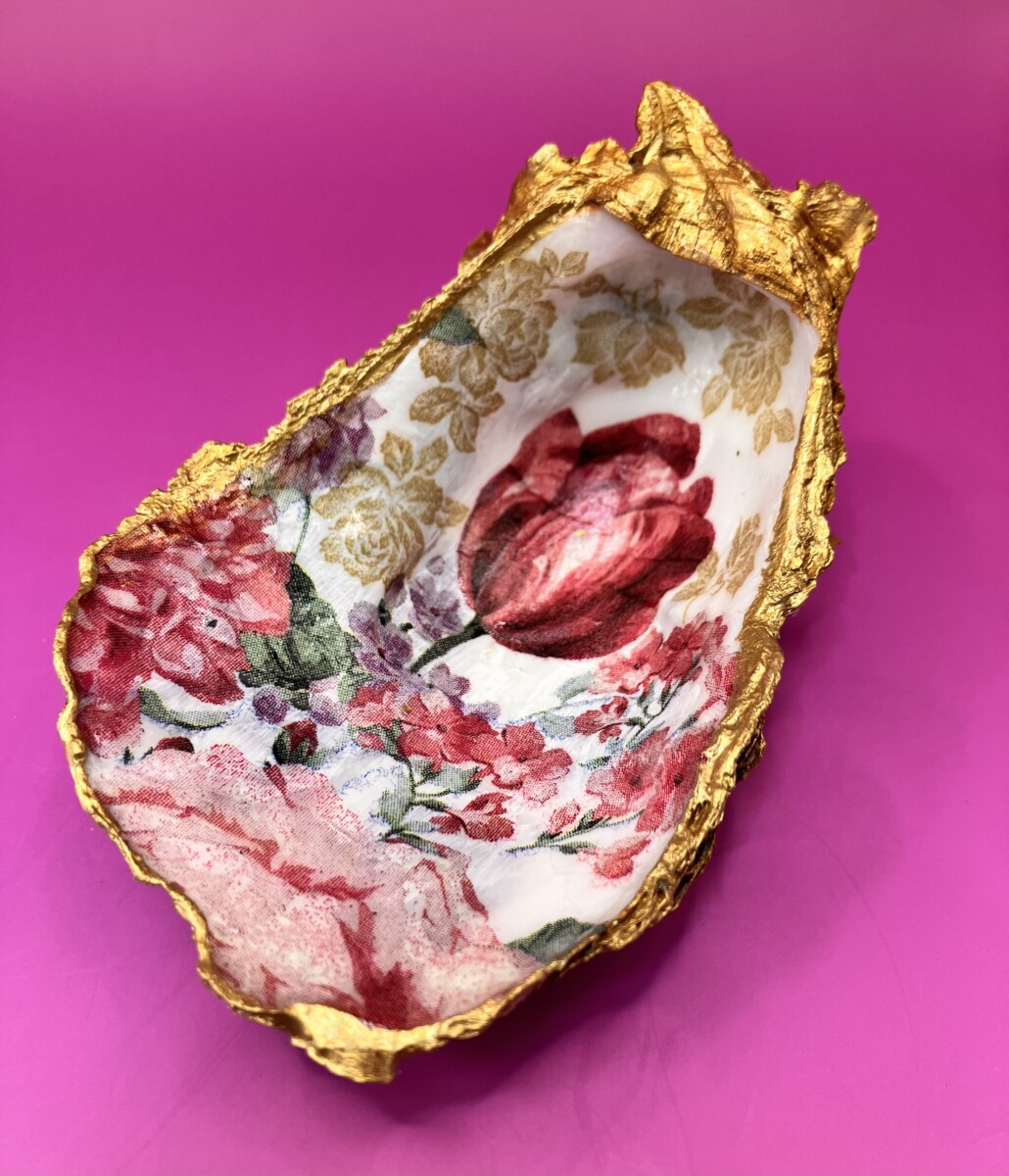 Uitgelichte afbeelding voor “Oesterschelp rode tulp met gouden accenten”