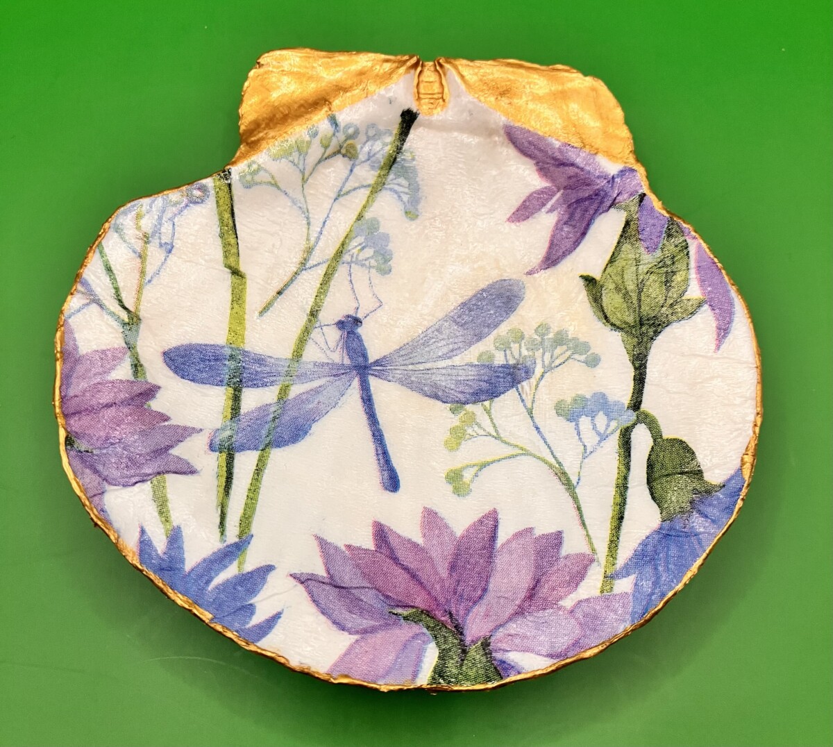 Uitgelichte afbeelding voor “Sint-jacobsschelp, libelle en bloemen”