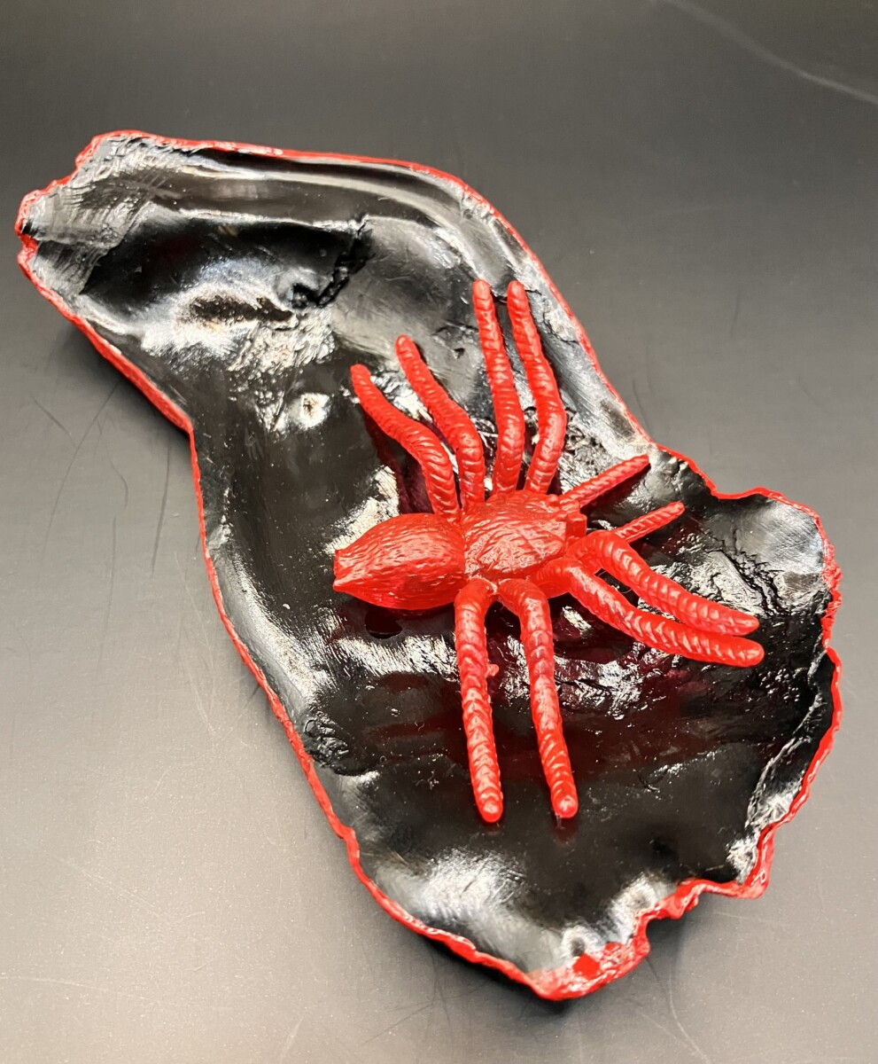 Uitgelichte afbeelding voor “Halloween oesterschelp, zwart/rood met spin”