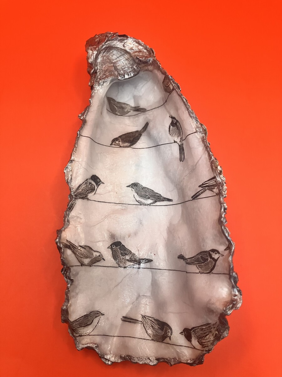 Grote oesterschelp met vogels in zilver/wit - Afbeelding 2