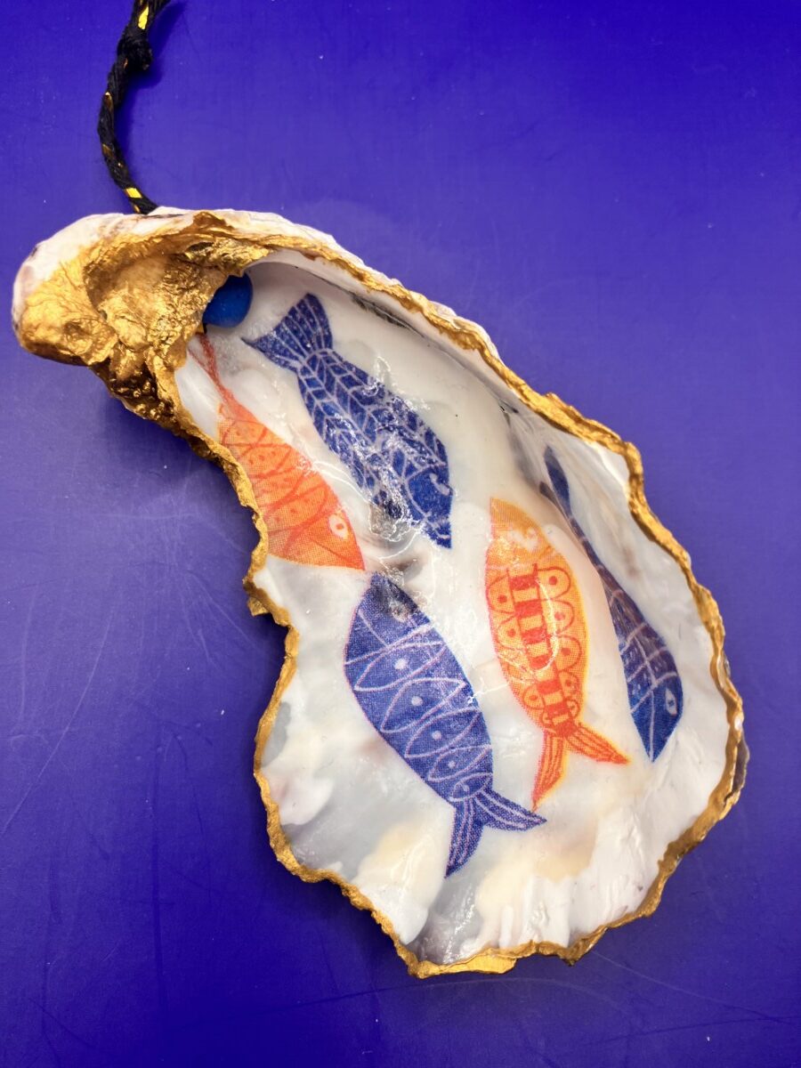 Uitgelichte afbeelding voor “Oesterschelp hanger, oranje en blauwe vissen”