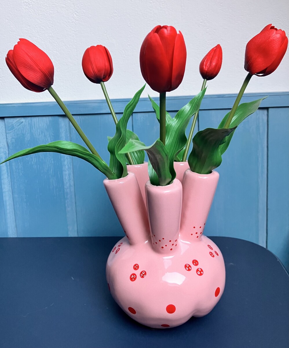 Uitgelichte afbeelding voor “Tulpenvaas, roze met rode stippen en vijf rode tulpen”