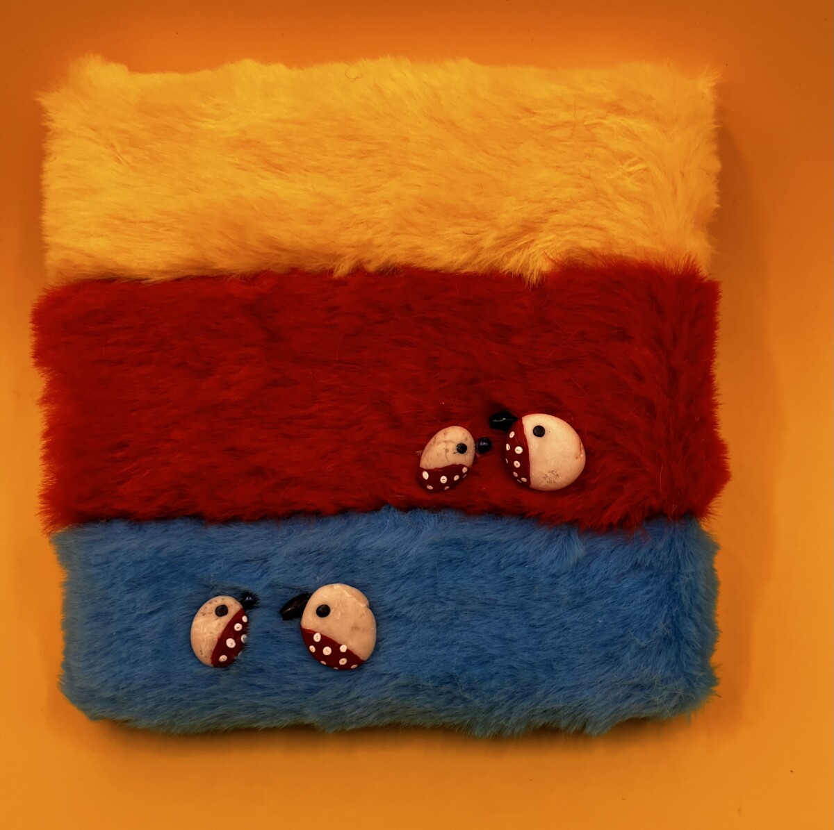 Uitgelichte afbeelding voor “Vier vogeltjes op pluche”