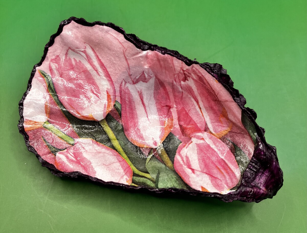 Uitgelichte afbeelding voor “Oesterschelp met tulpen in roze en paars”