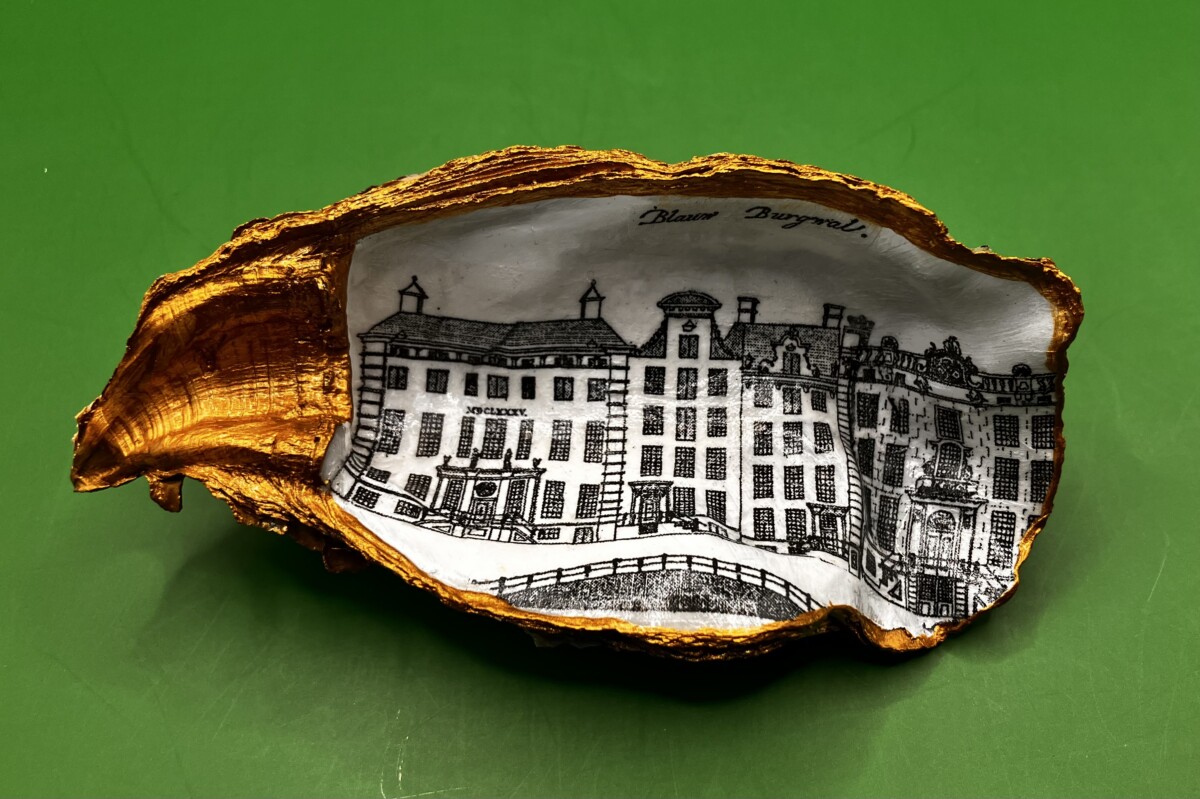 Uitgelichte afbeelding voor “Oesterschelp, Amsterdamse gracht in zwart en wit”