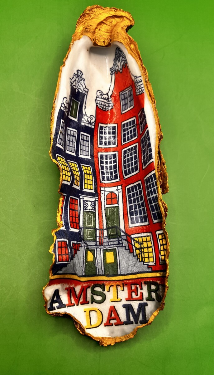 Uitgelichte afbeelding voor “Oesterschelp Amsterdam in vrolijke kleuren”