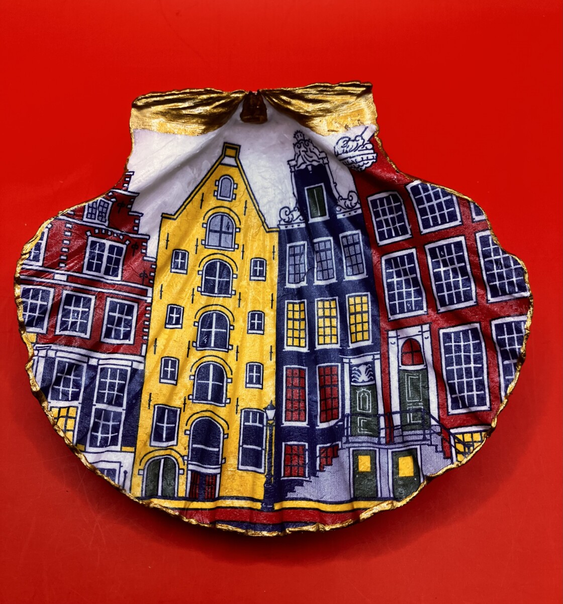 Uitgelichte afbeelding voor “Sint-jacobsschelp Amsterdam in vrolijke kleuren”