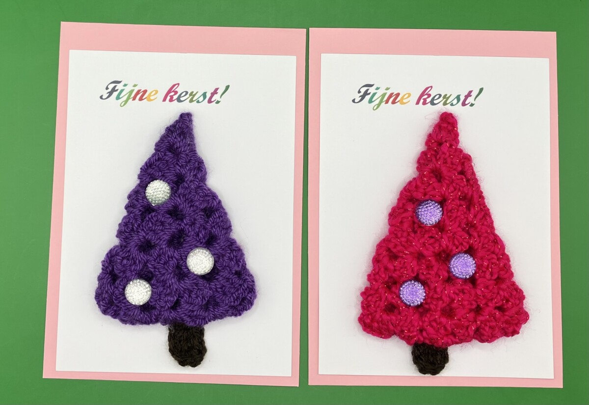 Uitgelichte afbeelding voor “Set van twee vrolijke kerstkaarten in paars en roze”