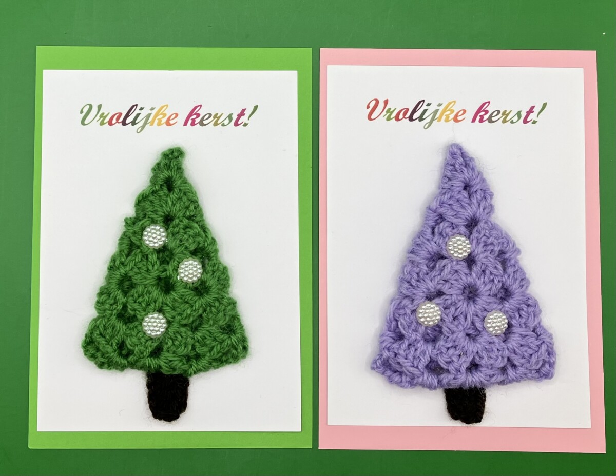 Uitgelichte afbeelding voor “Set van twee vrolijke kerstkaarten in lila en groen”