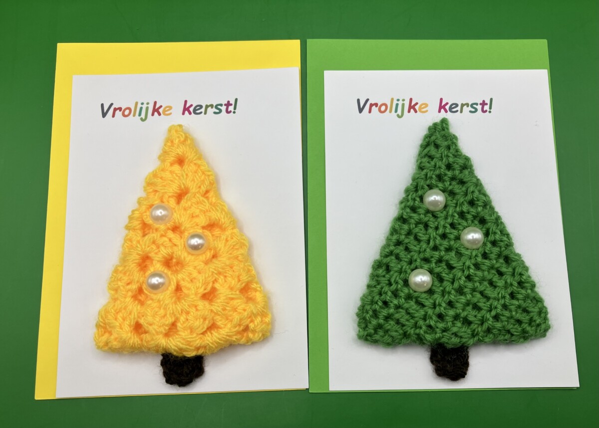 Uitgelichte afbeelding voor “Set van twee vrolijke kerstkaarten in geel en groen”
