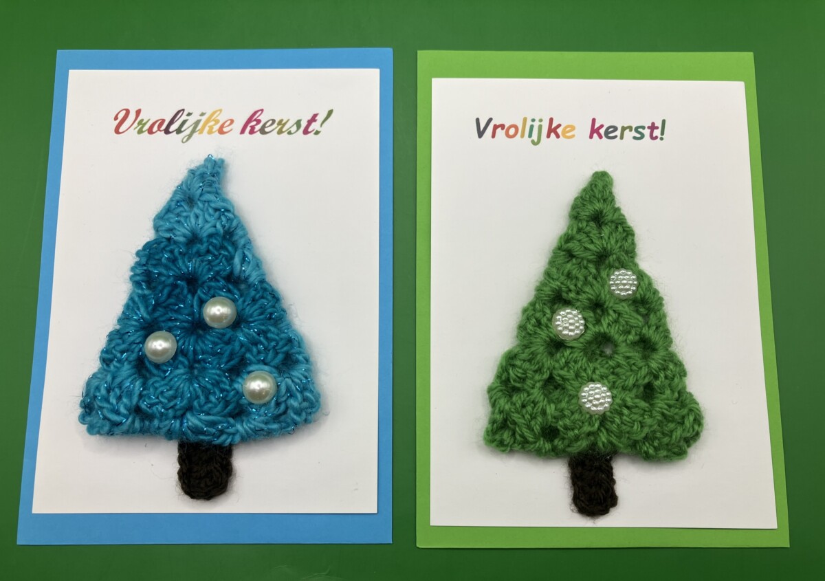 Uitgelichte afbeelding voor “Set van twee vrolijke kerstkaarten in groen en blauw”